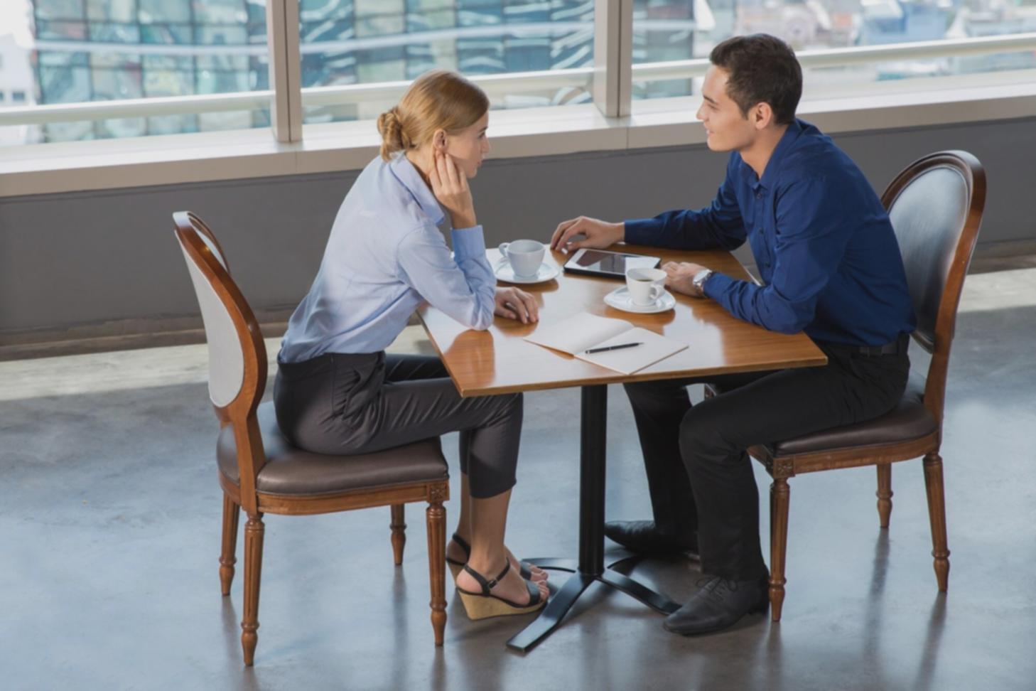 Person arbeitet an Finanzplanung am Laptop